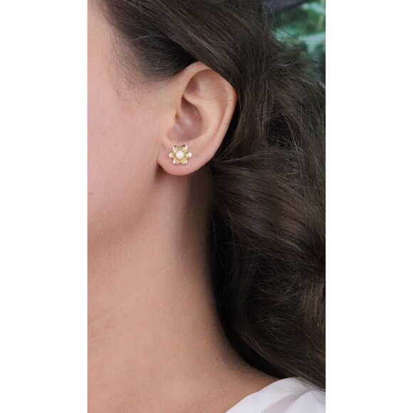 14k Yellow Gold Freshwater Seed Pearl Flower Earrings Stud Post 3/8" - Picture 2 of 7